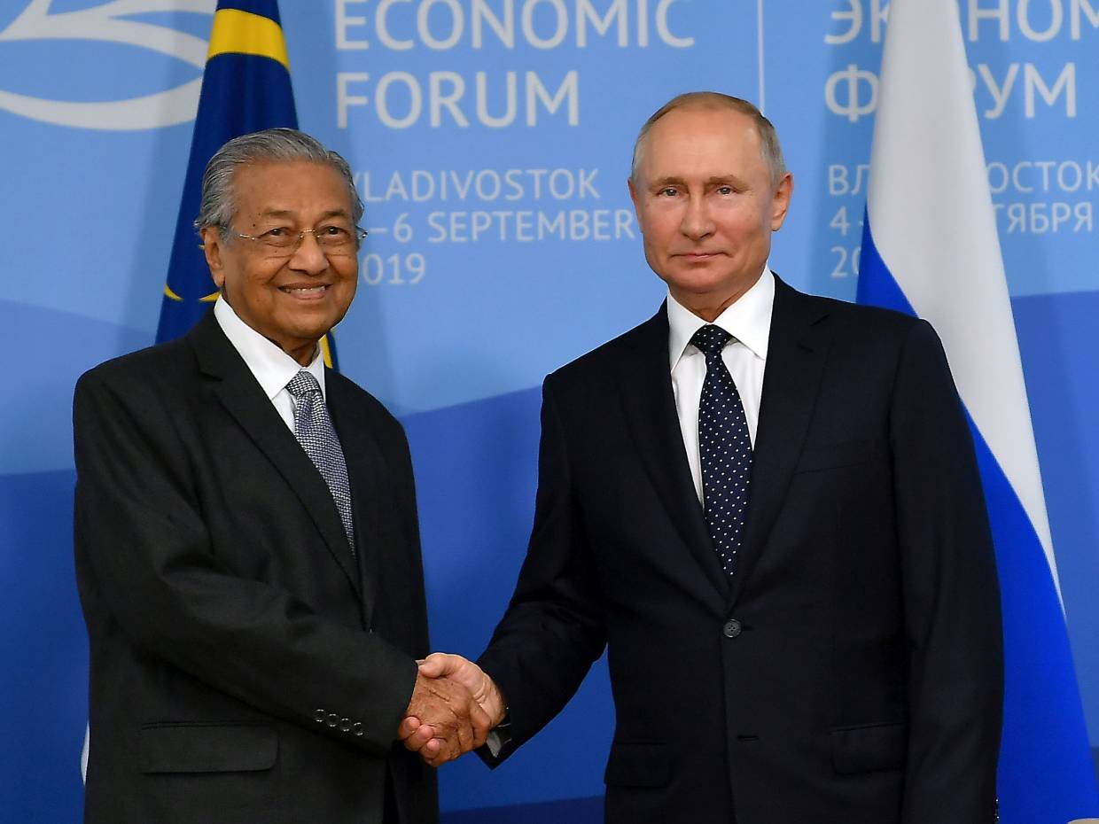 Prime Minister Tun Dr Mahathir Mohamad (left) shaking hands with Russian President Vladimir Putin